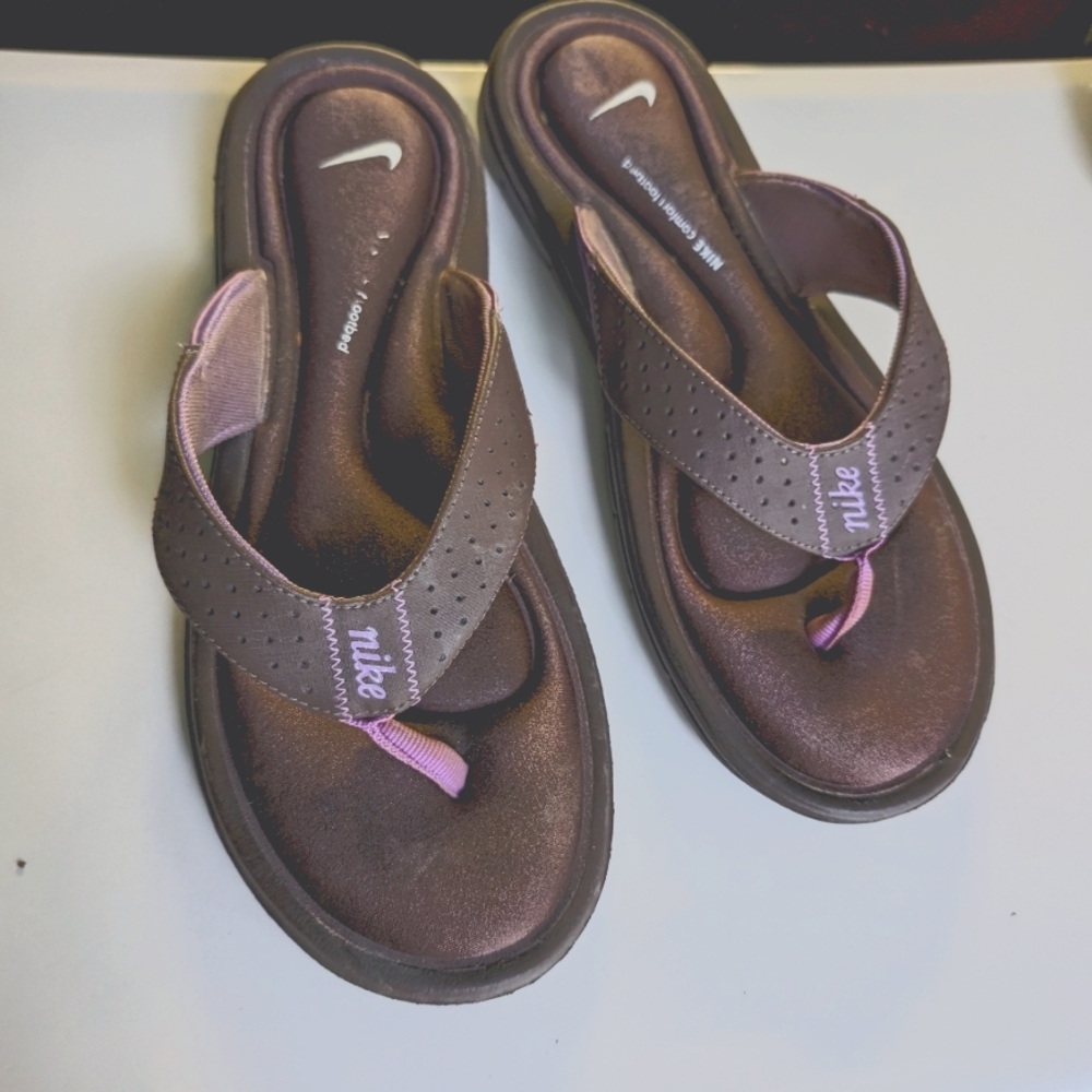 Nike flip flops with memory foam purple accent color size 9...